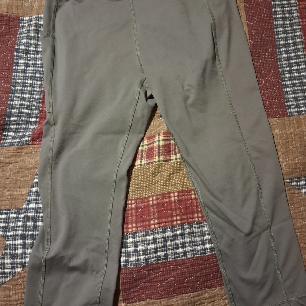 Columbia Women's Gray Leggings. Large Pockets On Both Sides Smoke Free Home